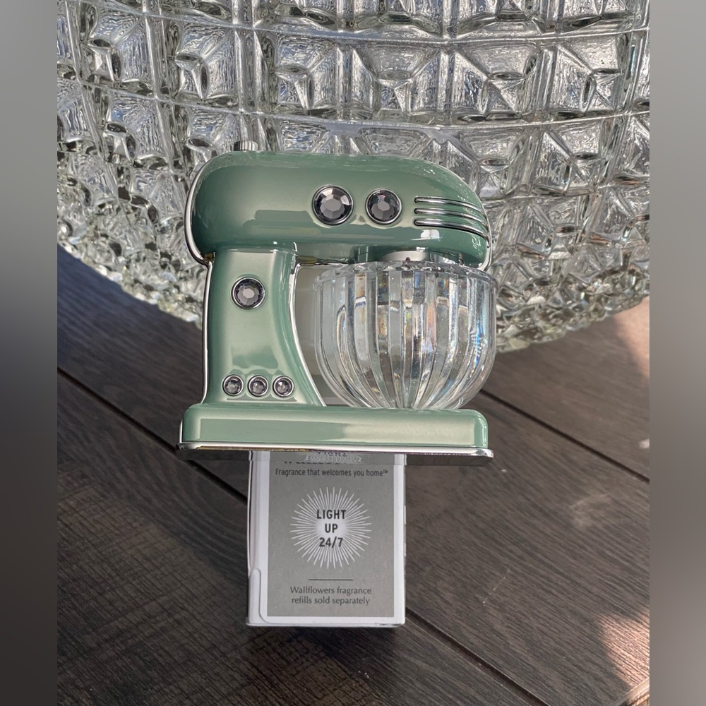 Bath & Body Works Stand Mixer Wallflower Plug 24 Hour Nightlight Limited Edition